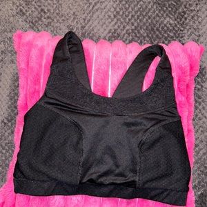 Women’s gym, shark padded crisscross back NWOT workout bra, size medium black